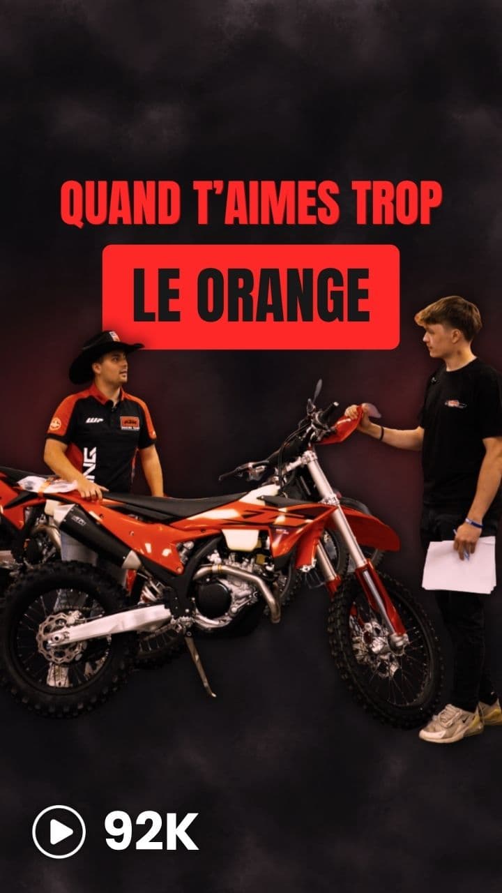 Vignette vidéo — remise d'une moto tout-terrain orange